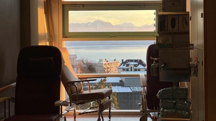La imagen muestra la sala vacía de un hospital, en representación a la esencia de la noticia que trata de la pérdida de calidad del servicio sanitario público por falta de innovación e investigación.