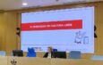 En la imagen se observa a la vicerrectora sentada en el salón de actos presentando las IV Jornadas de Cultura Libre.