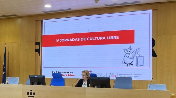 En la imagen se observa a la vicerrectora sentada en el salón de actos presentando las IV Jornadas de Cultura Libre.
