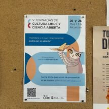 Cartel promocional de las V Jornadas de Cultura Libre y Ciencia Abierta colgado en un tablón de anuncios.