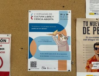 Cartel promocional de las V Jornadas de Cultura Libre y Ciencia Abierta colgado en un tablón de anuncios.
