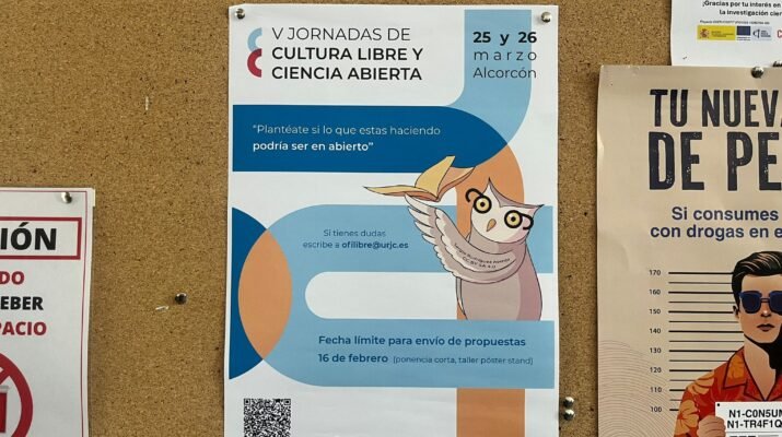 Cartel promocional de las V Jornadas de Cultura Libre y Ciencia Abierta colgado en un tablón de anuncios.