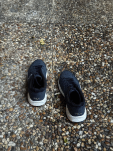 Zapatillas deportivas en medio de un camino de piedras