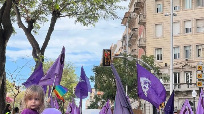 Manifestación Día de la Mujer. Ciudad teñida de Morado.