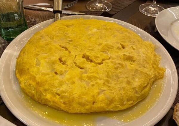 Un plato con tortilla de patata de la fiesta celebrada en el Día de la Tortilla en Fuenlabrada.