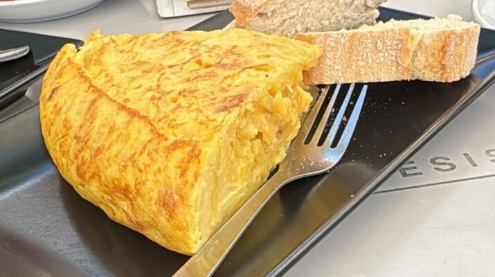 Un plato de tortilla de patata con pan del Día de la Tortilla en Fuenlabrada.
