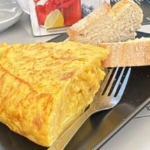Un plato de tortilla de patata con pan del Día de la Tortilla en Fuenlabrada.