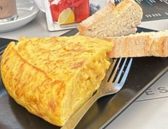 Un plato de tortilla de patata con pan del Día de la Tortilla en Fuenlabrada.