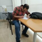 Escudero Paniagua firma un ejemplar de su libro