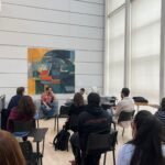 El público escucha atento la presentación del libro