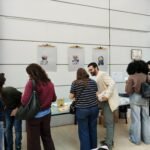 Asistentes y Silvestre Llamas en la exposición de ejemplares de la editorial A Pie de Página Autor: Grupo Unicornios CC-BY-SA.