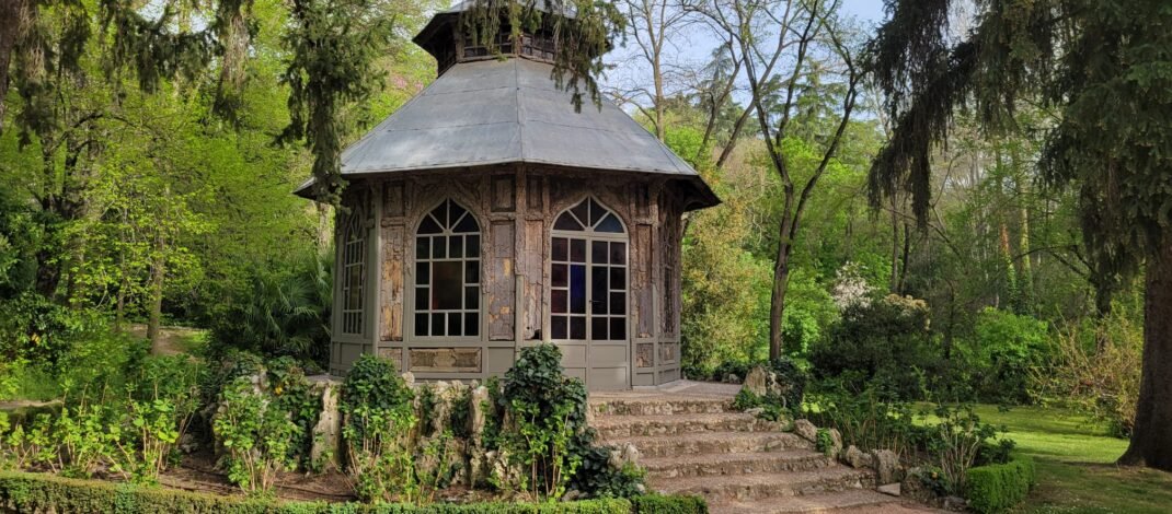 Caseta decorada en los jardines del Palacio Real