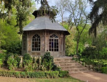 Caseta decorada en los jardines del Palacio Real