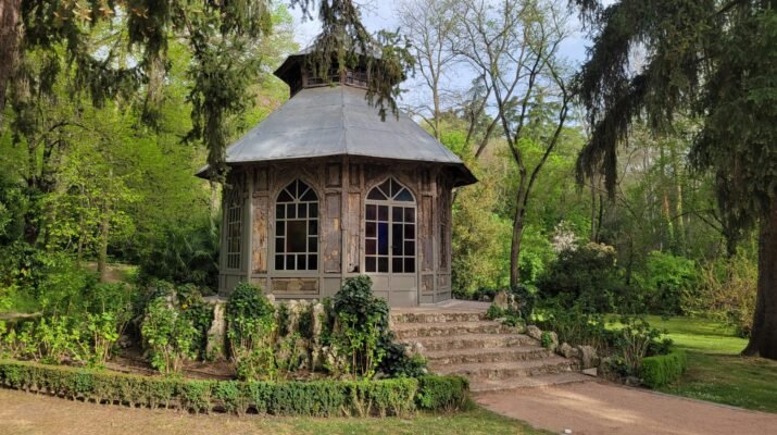Caseta decorada en los jardines del Palacio Real