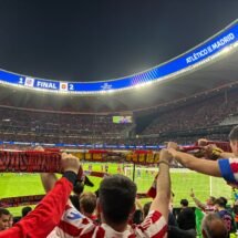 La hinchada atlética alza sus banderas y bufandas. Al fondo, se ve el resultado en el videomarcador.