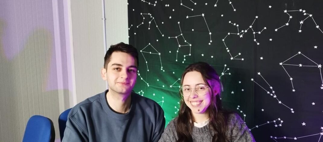 Nerea Cano y Óscar Blanco, creadores de No todo vale, en el estudio de grabación sentados con una mesa delante y un fondo que simula un cielo estrellado