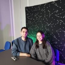 Nerea Cano y Óscar Blanco, creadores de No todo vale, en el estudio de grabación sentados con una mesa delante y un fondo que simula un cielo estrellado