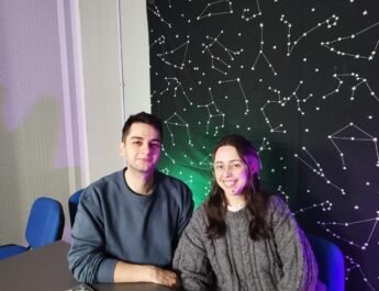 Nerea Cano y Óscar Blanco, creadores de No todo vale, en el estudio de grabación sentados con una mesa delante y un fondo que simula un cielo estrellado