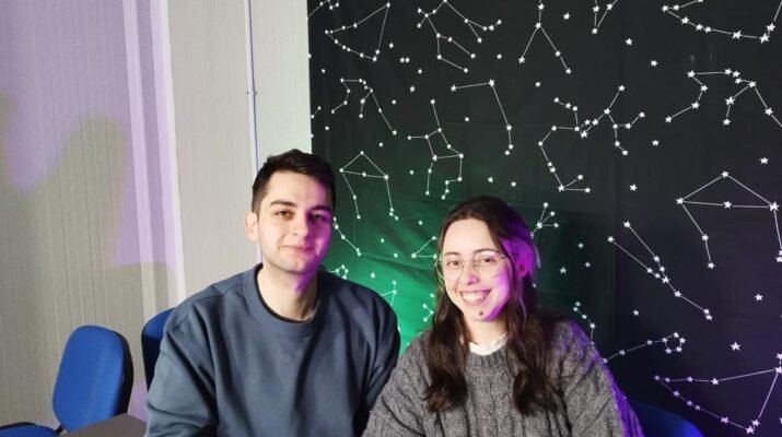 Nerea Cano y Óscar Blanco, creadores de No todo vale, en el estudio de grabación sentados con una mesa delante y un fondo que simula un cielo estrellado