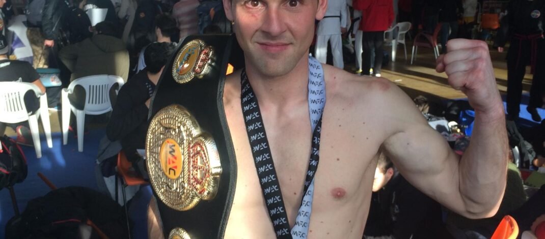 Jorge Ferrer con la medalla y el cinturón de campeón de la WAC
