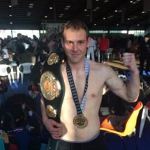Jorge Ferrer con la medalla y el cinturón de campeón de la WAC