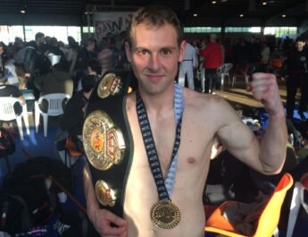 Jorge Ferrer con la medalla y el cinturón de campeón de la WAC