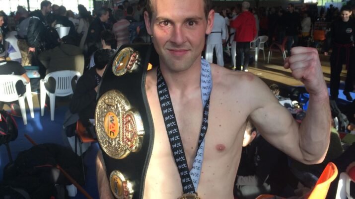 Jorge Ferrer con la medalla y el cinturón de campeón de la WAC