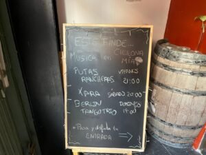 Pizarra que muestra las actividades culturales que se dan lugar en el espacio Chulona Mía