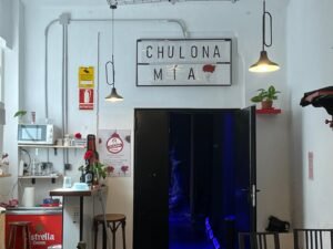 Entrada y sala de estar de Chulona Mía