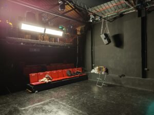 Escenario y sala de ensayo de Chulona Mía