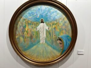 Cuadro redondo con Jesús en el centro en tonos verdes y azules pintado al oleo