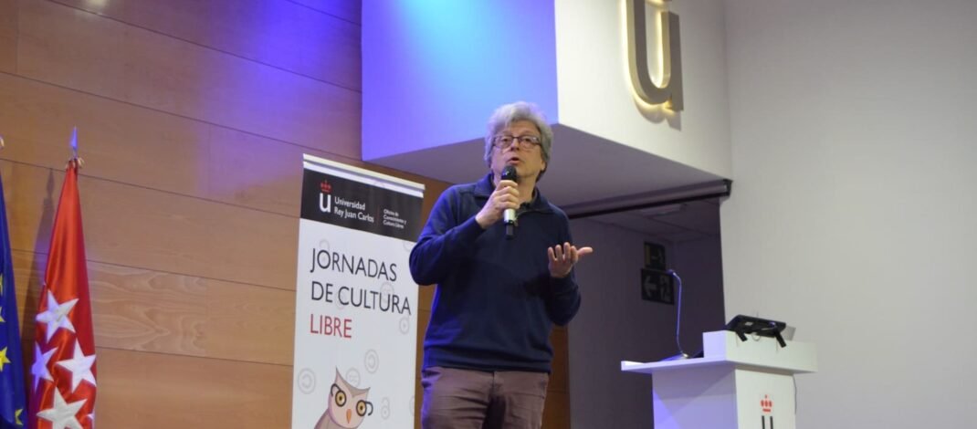 Javier de la Cueva en una conferencia en la URJC con un micrófono en la mano.