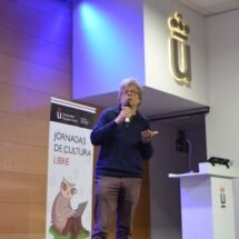 Javier de la Cueva en una conferencia en la URJC con un micrófono en la mano.