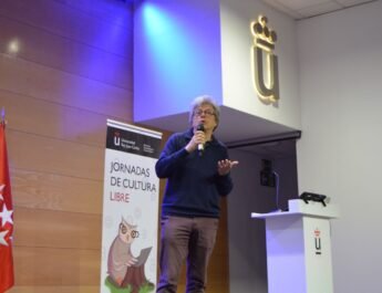 Javier de la Cueva en una conferencia en la URJC con un micrófono en la mano.