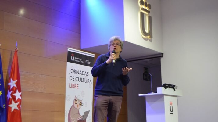 Javier de la Cueva en una conferencia en la URJC con un micrófono en la mano.