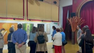 Gente viendo la exposición en un sitio cerrado