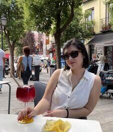 Sabrina disfrutando de las tapas madrileñas