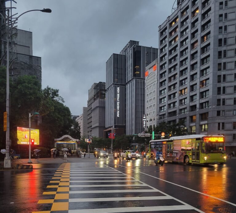 Cruce lluvioso con luces brillantes en Taipei