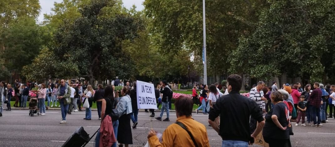 Conjunto de personas manifestándose con "un techo es un derecho" como cartel