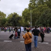 Conjunto de personas manifestándose con "un techo es un derecho" como cartel