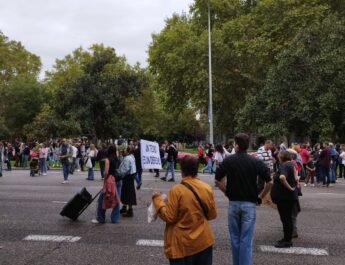 Conjunto de personas manifestándose con "un techo es un derecho" como cartel
