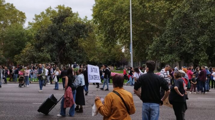 Conjunto de personas manifestándose con "un techo es un derecho" como cartel