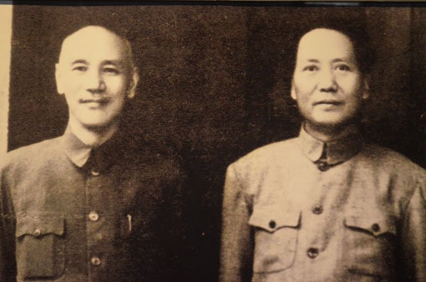Mao Zedong junto a Chiang Kai Sek