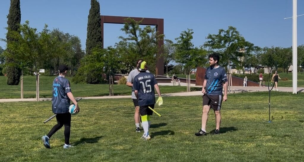 Los miembros del equipo Madrid Wolves se preparan para jugar. Autor: Grupo Unicornios CC-BY-SA