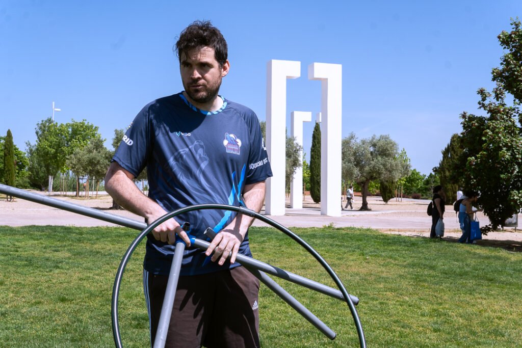 Andrés, el entrenador de Madrid Wolves, prepara los materiales para jugar al quádbol. Autor: Grupo Unicornios CC-BY-SA