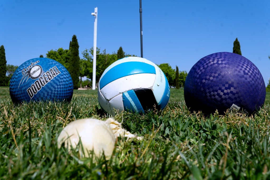 Fotografía de las distintas pelotas que se utilizan en el deporte del quádbol. Autor: Grupo Unicornios CC-BY-SA.