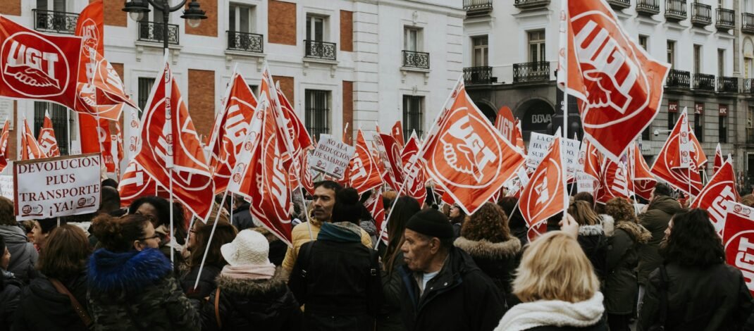 Conjunto de personas manifestando.