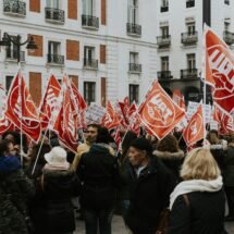 Conjunto de personas manifestando.