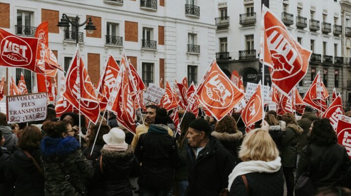 Conjunto de personas manifestando.