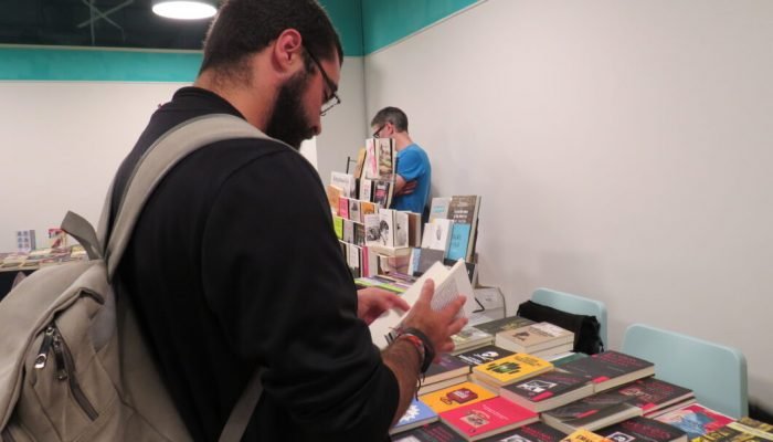 Chico leyendo libro